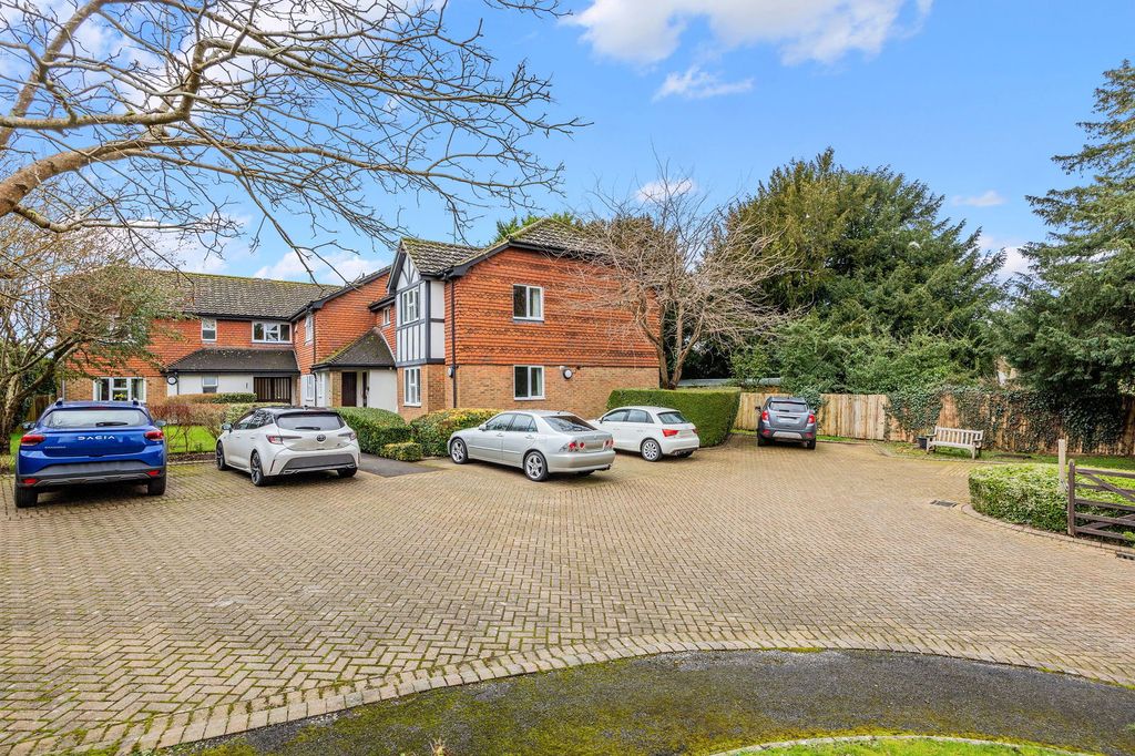 2 bed flat for saleSurrey RH7