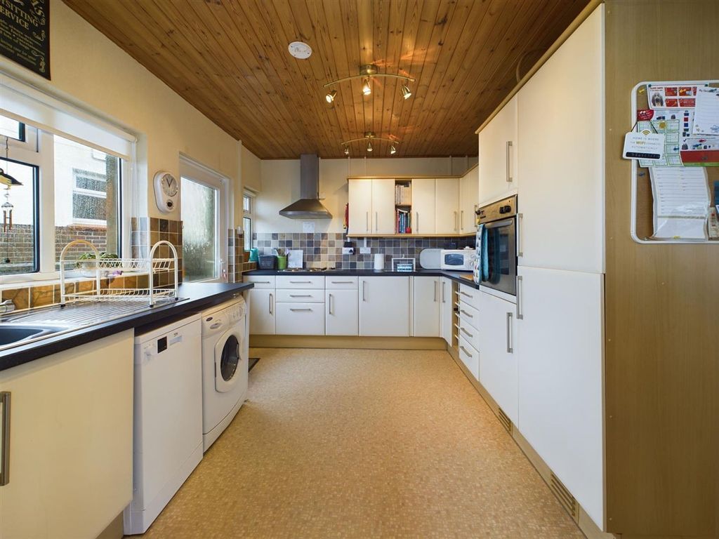 3 bed detached bungalow for salePointfields Crescent, Hakin SA73 photo 2