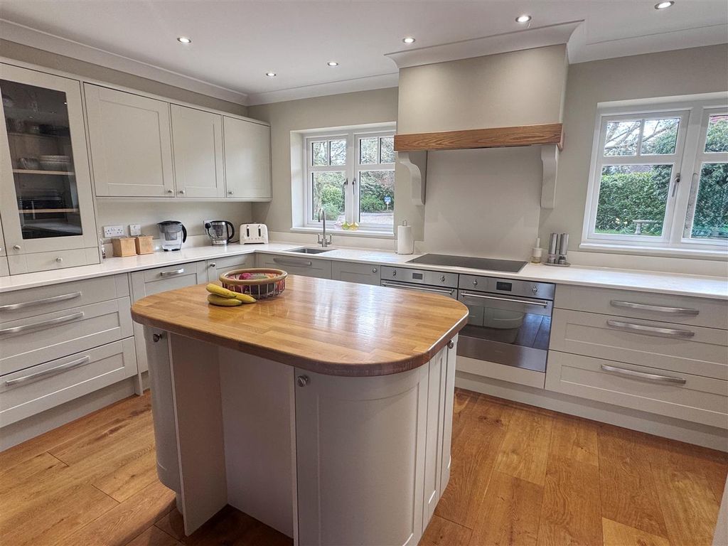 5 bed detached house for saleRound End, Wash Common, South Newbury RG14 photo 5
