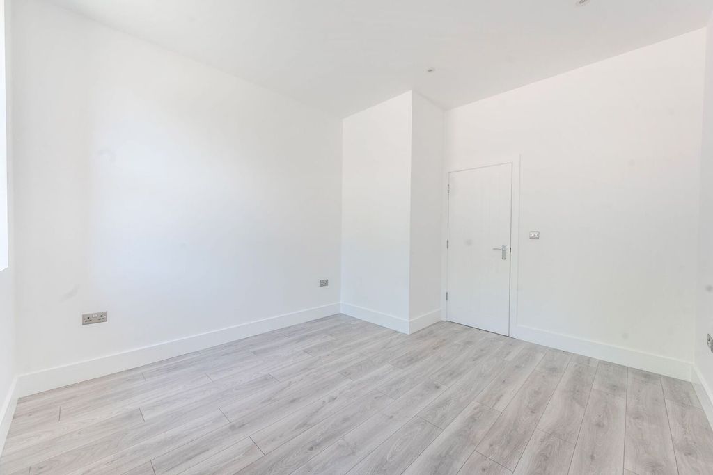 2 bed flat for saleWest End Lane, Pinner HA5 photo 5