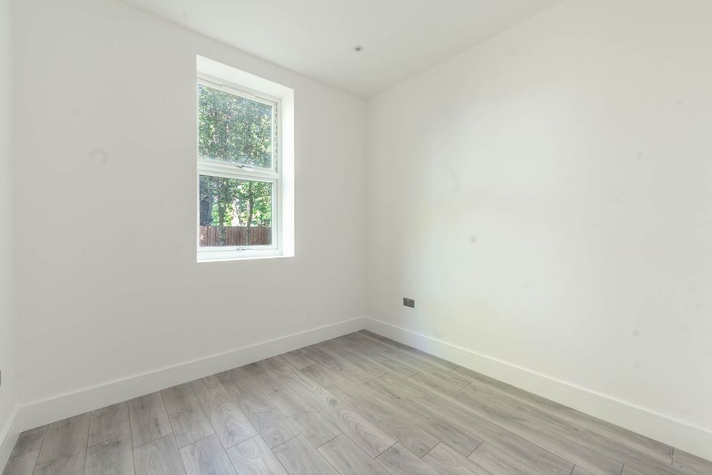 3 bed flat for saleWest End Lane, Pinner HA5 photo 4