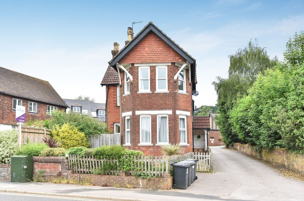 2 bed flat for saleStation Road, Petersfield GU32