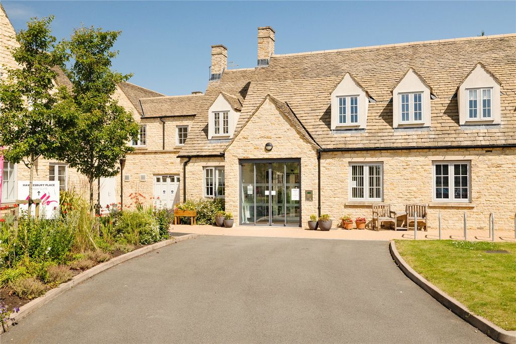 2 bed flat for saleHawkesbury Place, Stow On The Wold, Cheltenham, Gloucestershire GL54