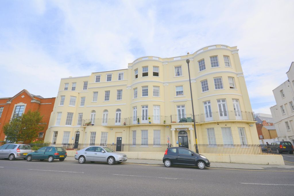 2 bed flat for saleFort Crescent, Margate, Kent CT9