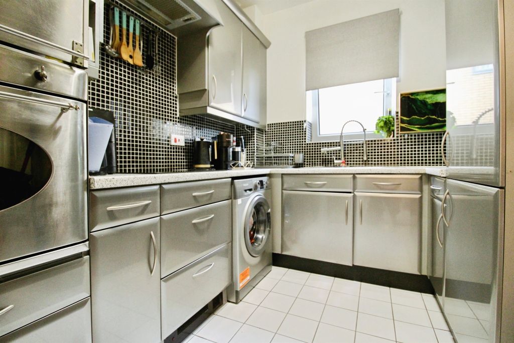 2 bed flat for saleMarconi Avenue, Penarth CF64 photo 5