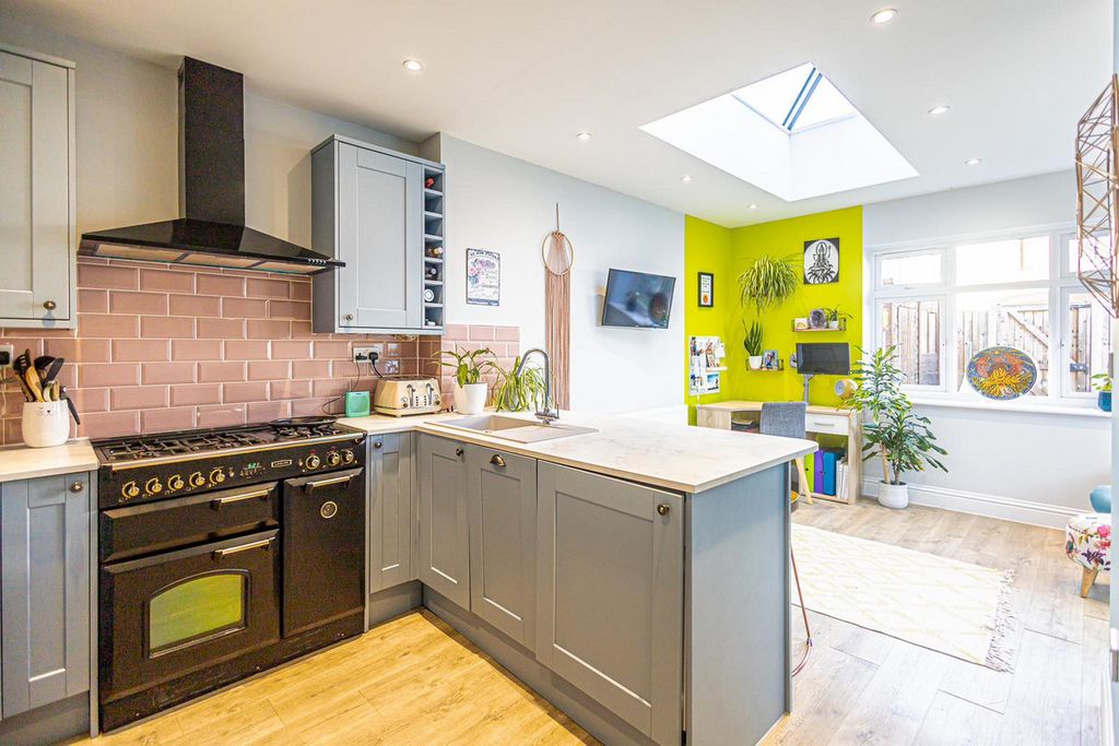 Additional image 4 of 2 bed flat for saleGrand Parade, Leigh-On-Sea SS9