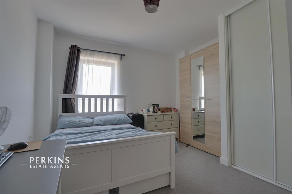 2 bed flat for saleNortholt UB5 photo 3