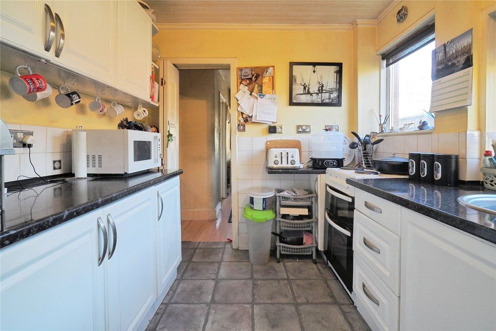 3 bed semi-detached house for salePrinces Crescent, Lyndhurst SO43 photo 3