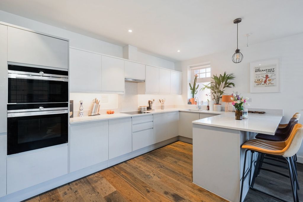 2 bed flat for saleGresham Gardens, Oxted RH8 photo 5