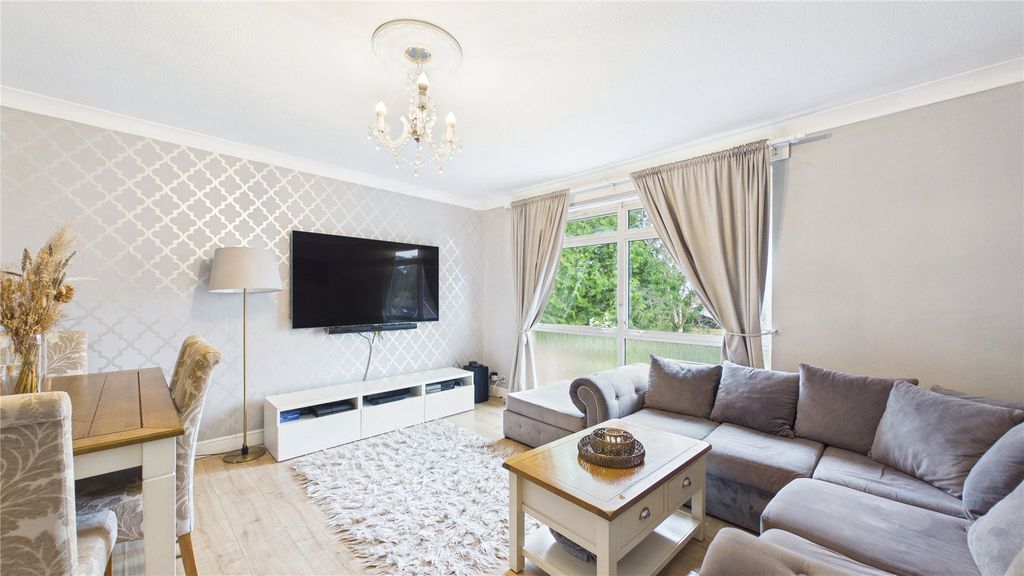 2 bed flat for saleLightwater, Surrey GU18 photo 3