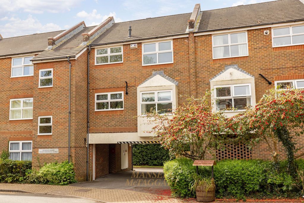 2 bed flat for saleManning Close, East Grinstead RH19