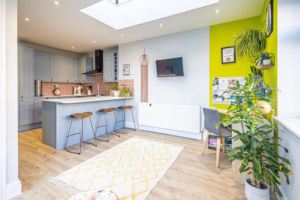 Additional image 3 of 2 bed flat for saleGrand Parade, Leigh-On-Sea SS9
