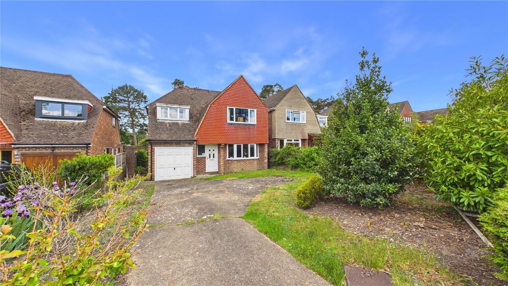 3 bed detached house for saleLightwater, Surrey GU18