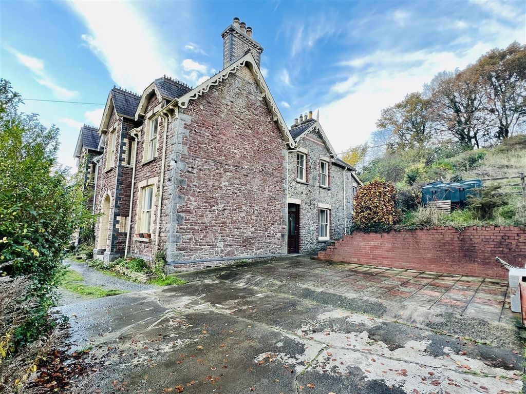 4 bed property for saleLlanwrda SA19 photo 2