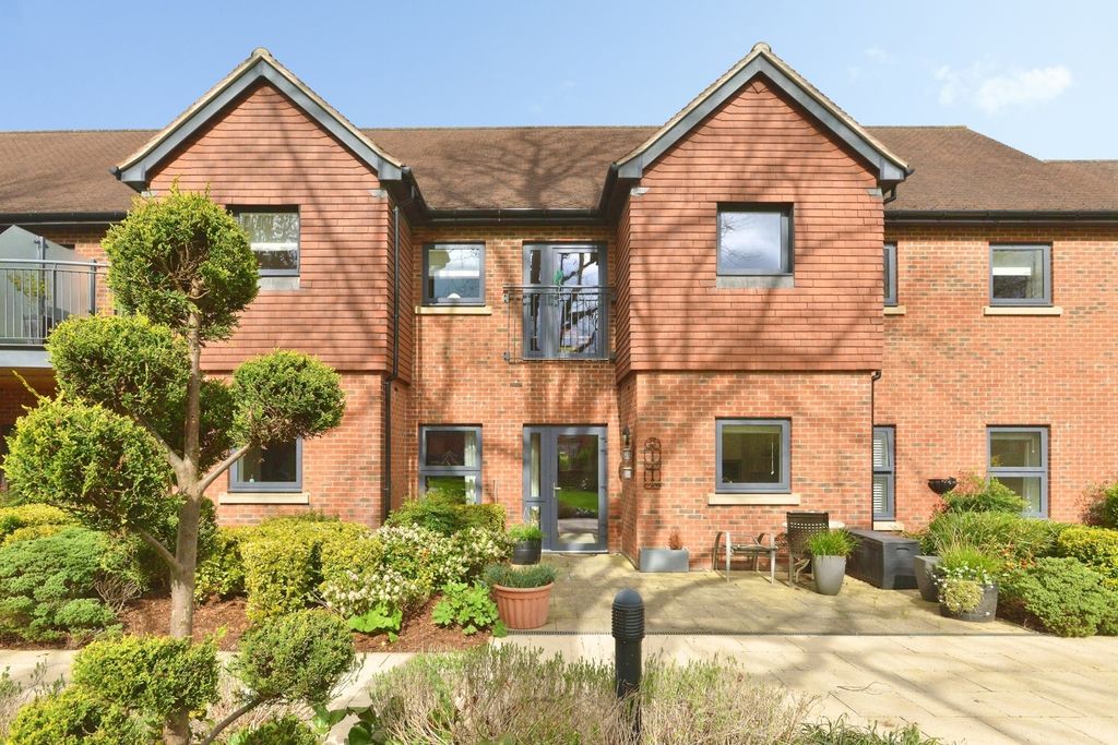 2 bed flat for saleSt. Giles Mews, Stony Stratford, Milton Keynes, Buckinghamshire MK11