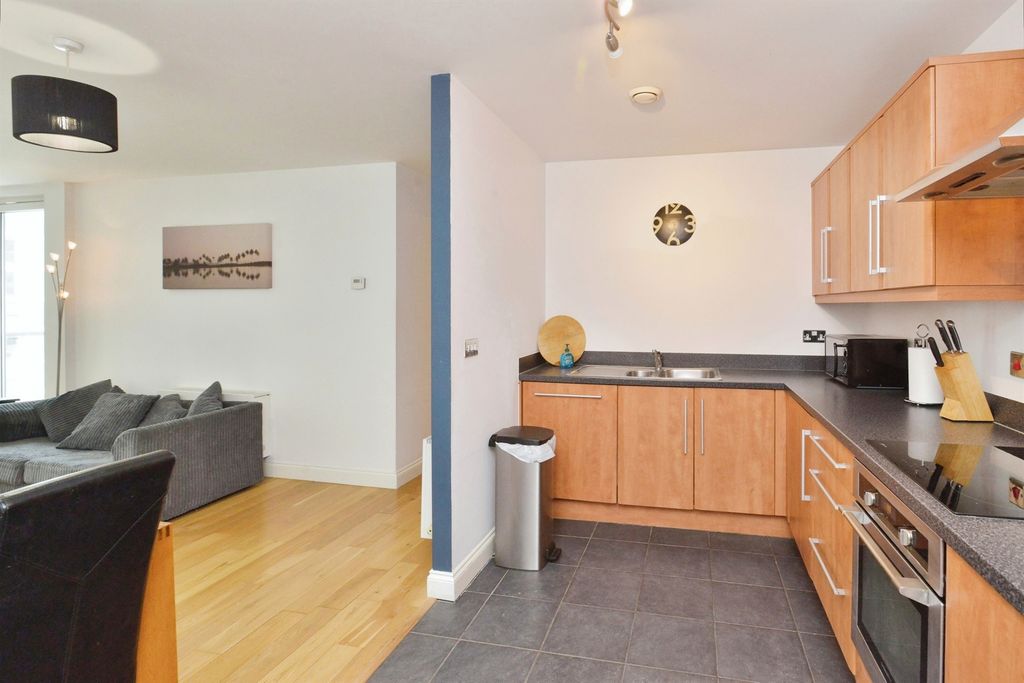 2 bed flat for saleMortimer Square, Milton Keynes MK9 photo 3