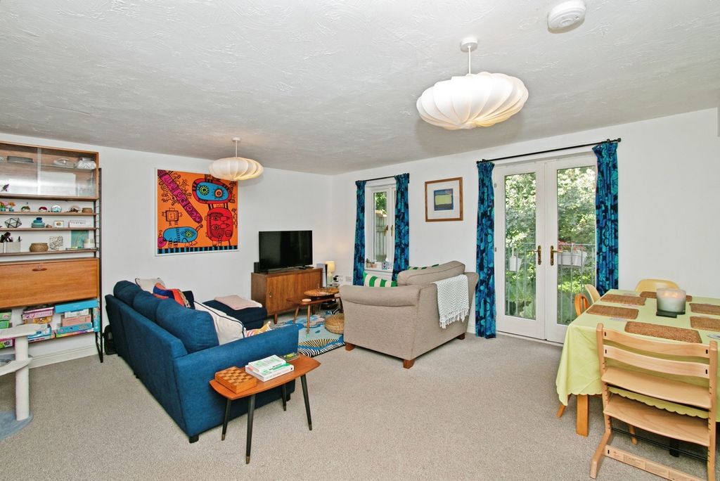 2 bed flat for saleCalver Close, Penryn, Cornwall TR10 photo 3
