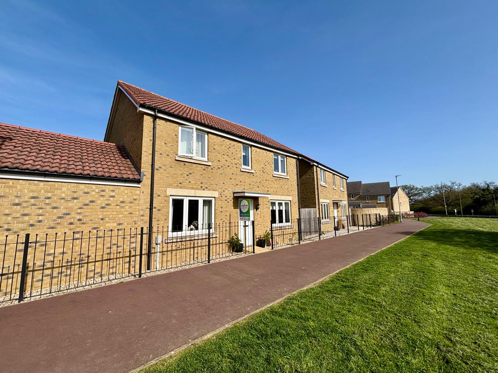 4 bed detached house for saleLapwing Close, Yeovil BA22