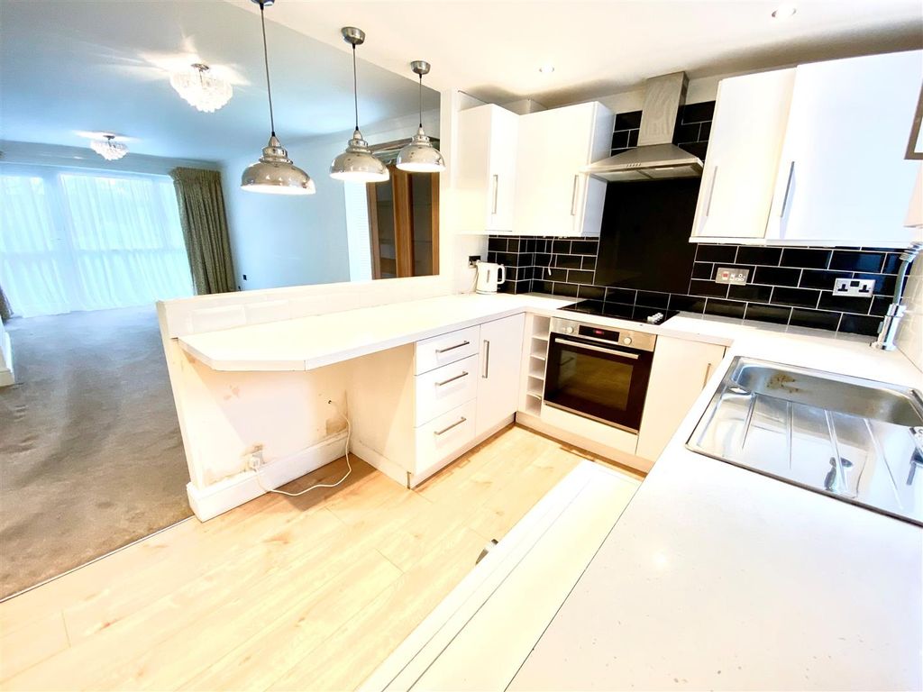 2 bed flat for saleGresley Court, Hawkshead Road, Potters Bar EN6 photo 5