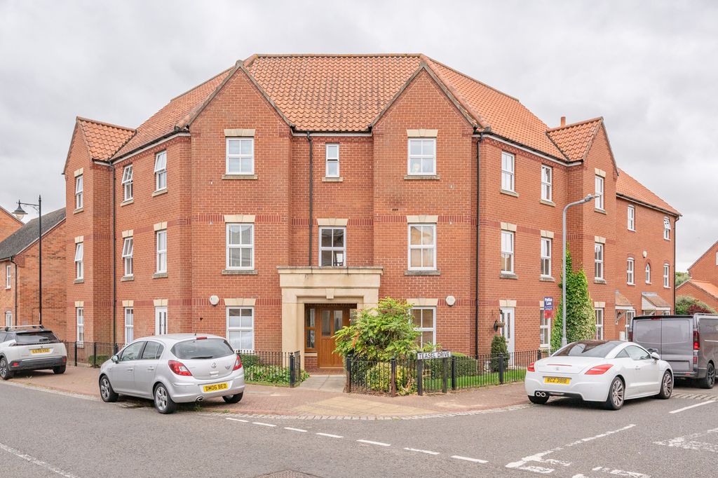 2 bed flat for saleIronwood Avenue, Desborough, Kettering NN14