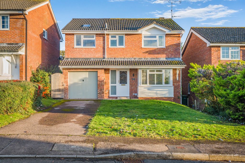 4 bed detached house for saleMaddox Close, Osbaston, Monmouth, Monmouthshire NP25