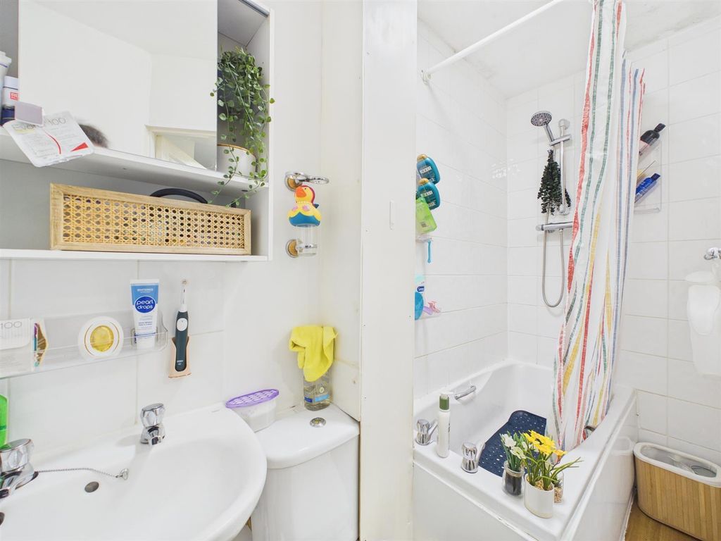 2 bed flat for saleLarkstone Terrace, Ilfracombe EX34 photo 5