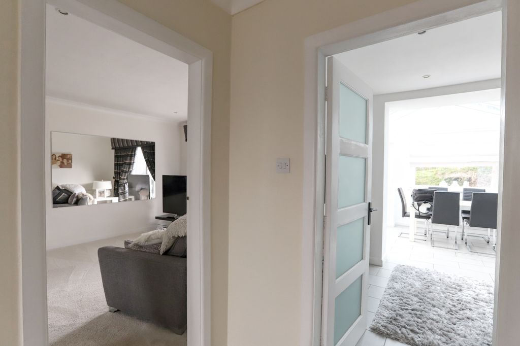 4 bed detached house for saleLancaster Avenue, Lytham St. Annes FY8 photo 3