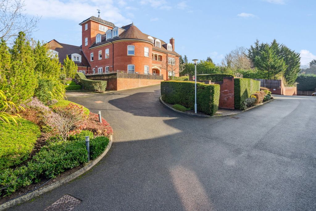 3 bed flat for saleValency House, Valency Drive, Batchworth Lane, Northwood HA6