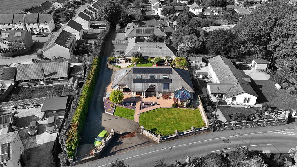 7 bed detached house for saleSt Cleer PL14 photo 2