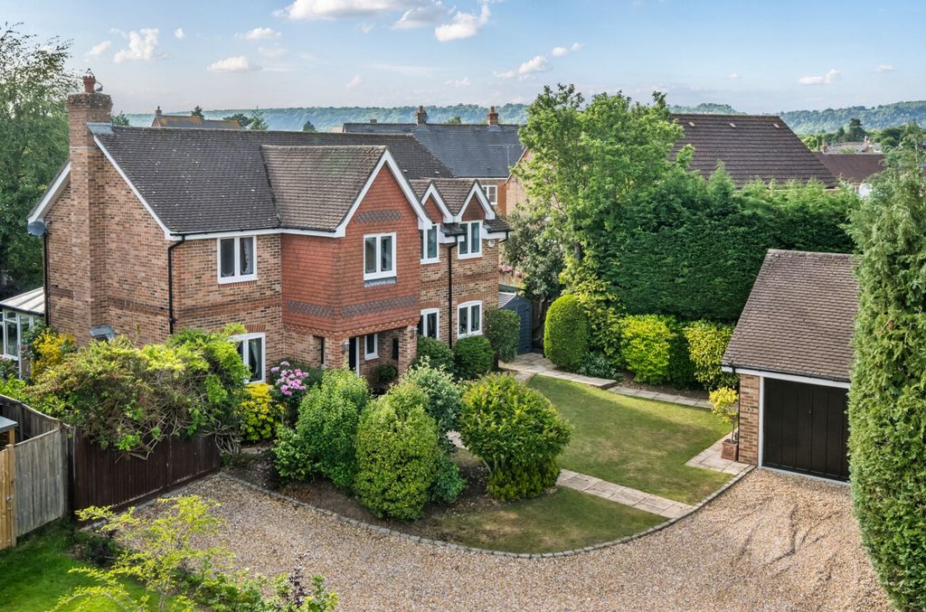 5 bed detached house for saleHoggarth Close, Petersfield GU31