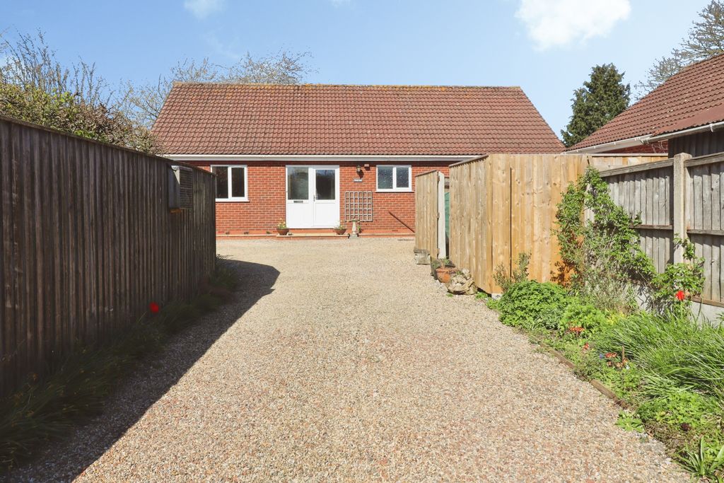 2 bed detached bungalow for saleLegsby Road, Market Rasen LN8