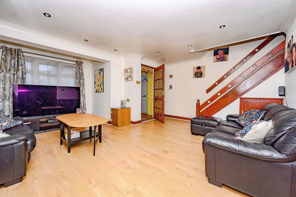 Additional image 2 of 3 bed semi-detached house for saleTurnpike Drive, Luton LU3