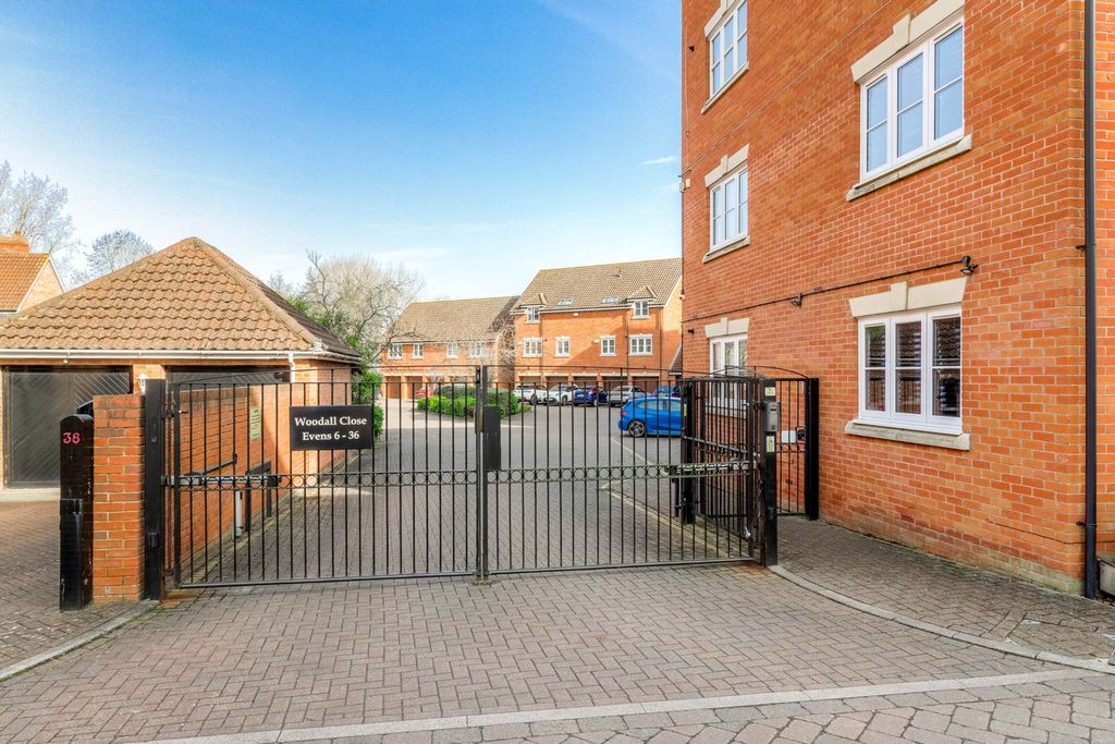 3 bed flat for saleWoodall Close, Middleton MK10 photo 4