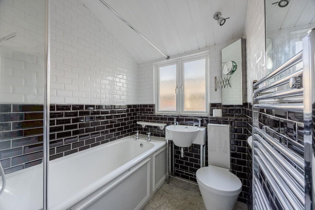 Additional image 13 of 3 bed flat for saleCliff Gardens, Leigh-On-Sea SS9