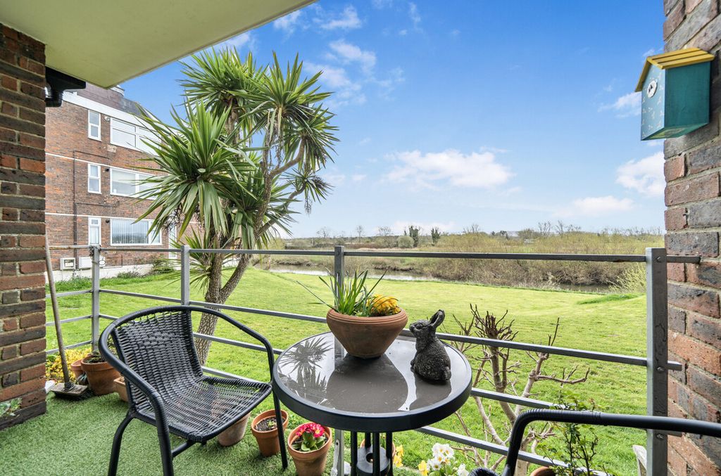 3 bed flat for saleStation Road, Pulborough RH20