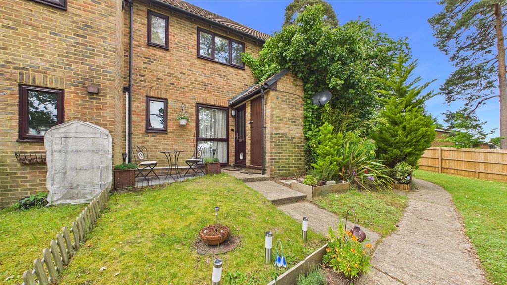 1 bed maisonette for saleLightwater, Surrey GU18