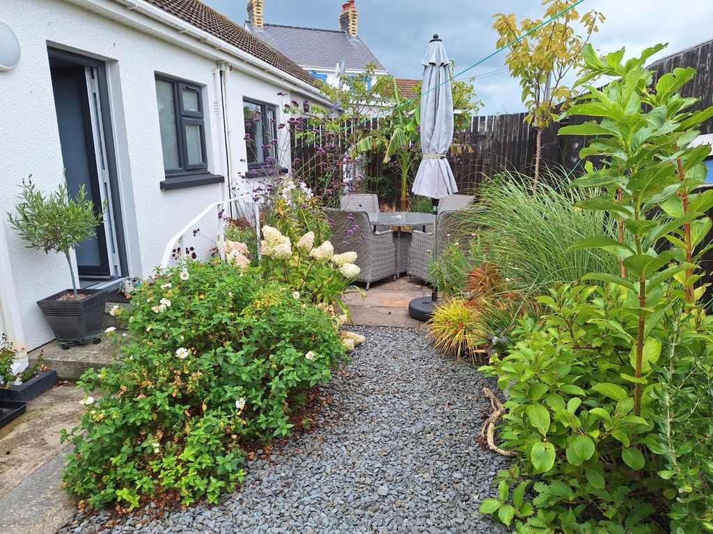 2 bed bungalow for saleLlansantffraid, Llanon SY23 photo 3