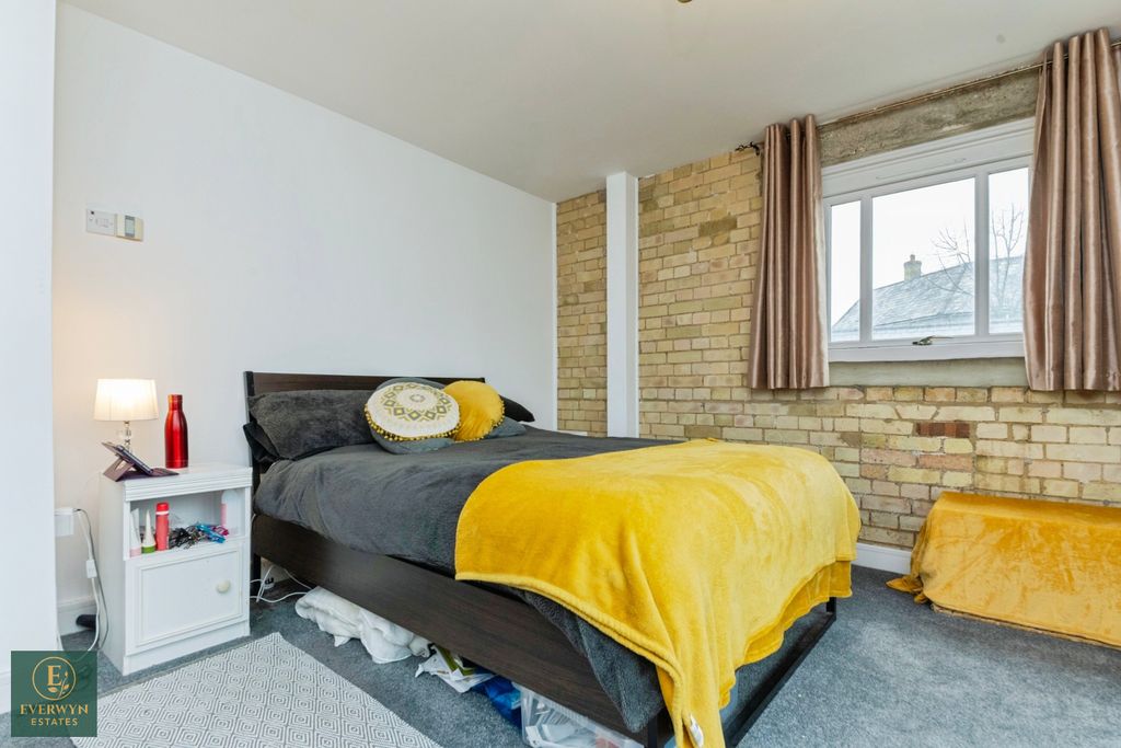 2 bed flat for saleSchool Lane, Mistley CO11 photo 4