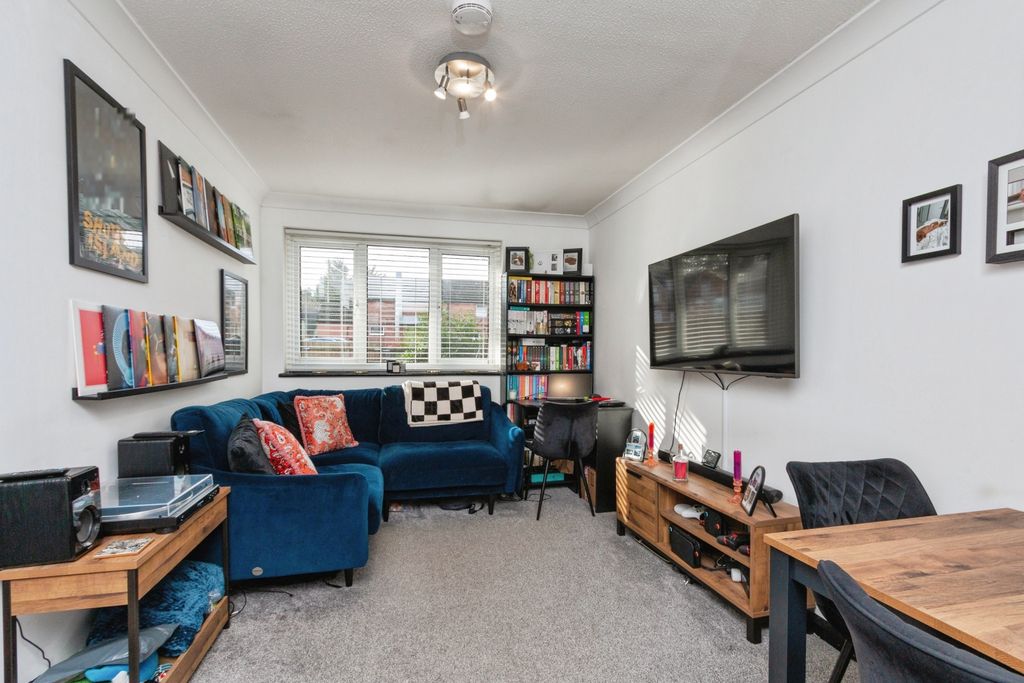 1 bed flat for saleDudley Close, Bordon GU35 photo 4