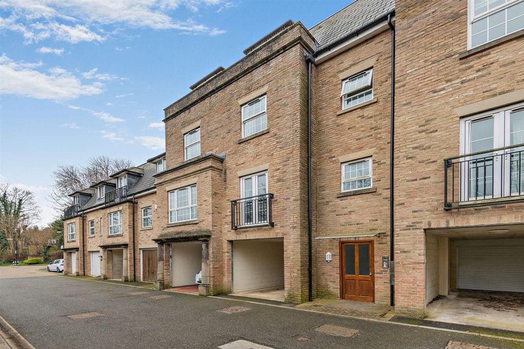 2 bed flat for saleThe Chimes, Bearsted, Maidstone ME14