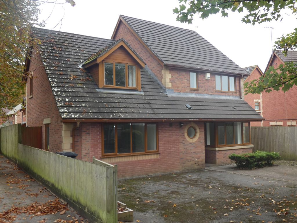 4 bed detached house for sale14 The Avenue, Eaglesbush, Neath. SA11
