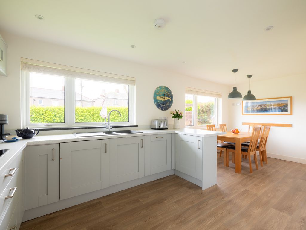 3 bed detached house for salePort Isaac PL29 photo 4