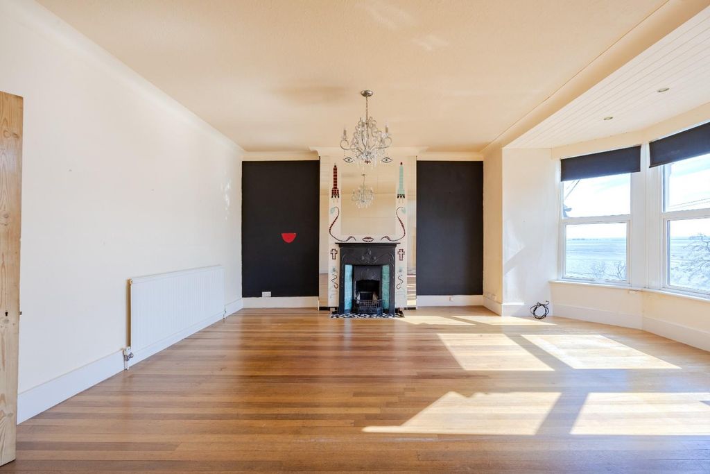 Additional image 7 of 3 bed flat for saleCliff Gardens, Leigh-On-Sea SS9