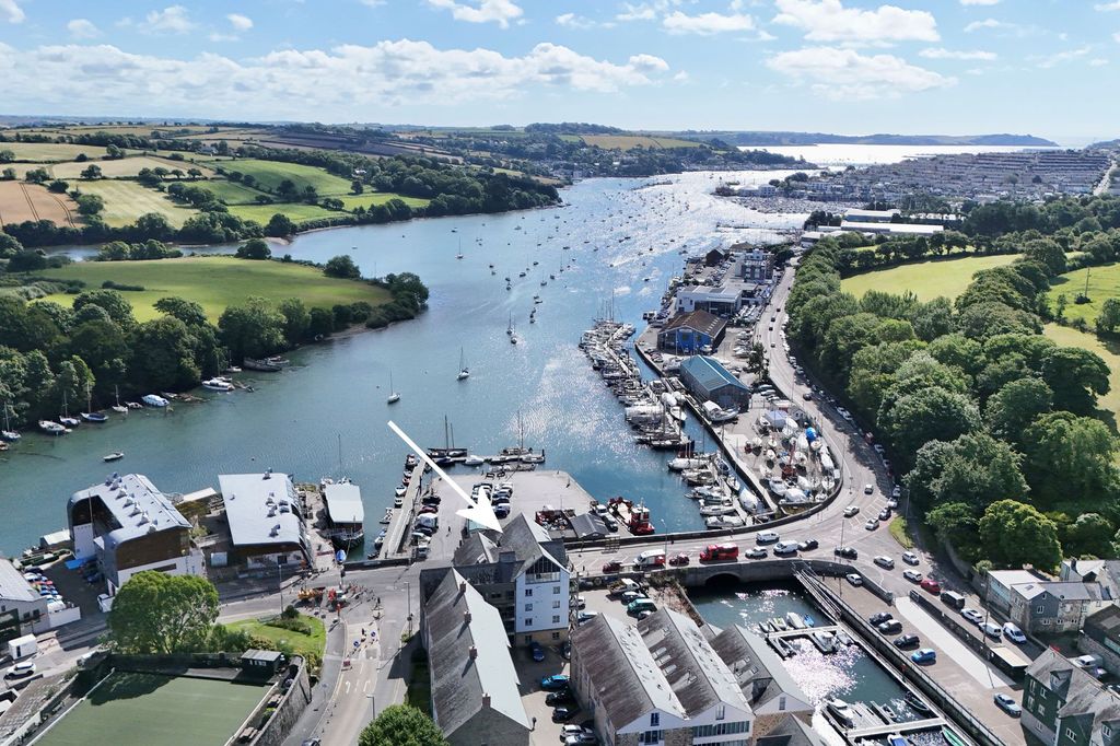 2 bed flat for saleQuay Hill, Penryn TR10