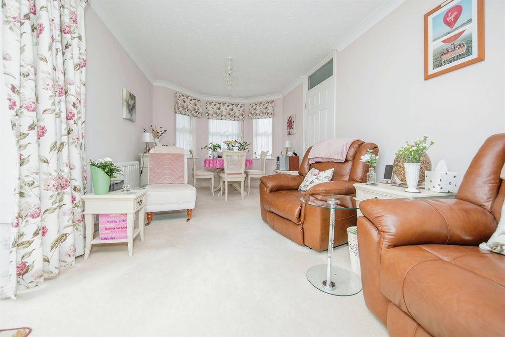 2 bed flat for saleMichaelstowe Drive, Harwich CO12 photo 5