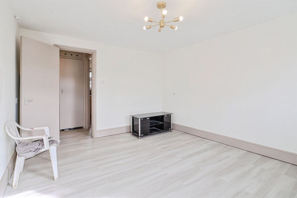 1 bed flat for saleScalpay Close, Leicester LE4 photo 2