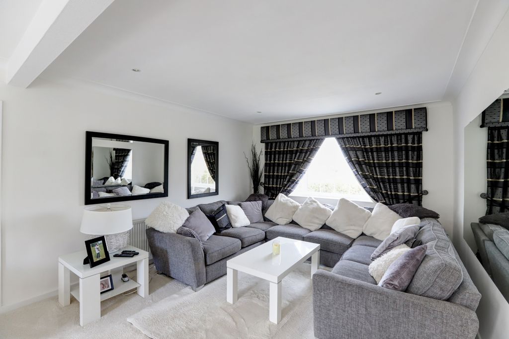 4 bed detached house for saleLancaster Avenue, Lytham St. Annes FY8 photo 5