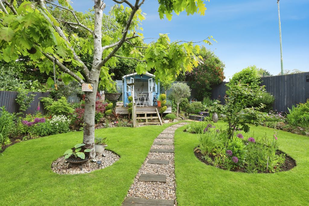 5 bed semi-detached house for saleHartland Drive, Melton Mowbray LE13