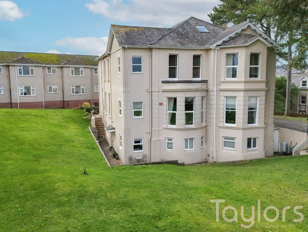 2 bed flat for saleBarrington Court, Cleveland Road, Roundham, Paignton TQ4