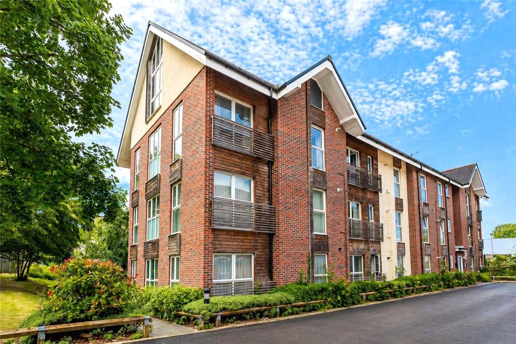 2 bed flat for saleJoan Berwick House, Ireland Drive, Newbury RG14